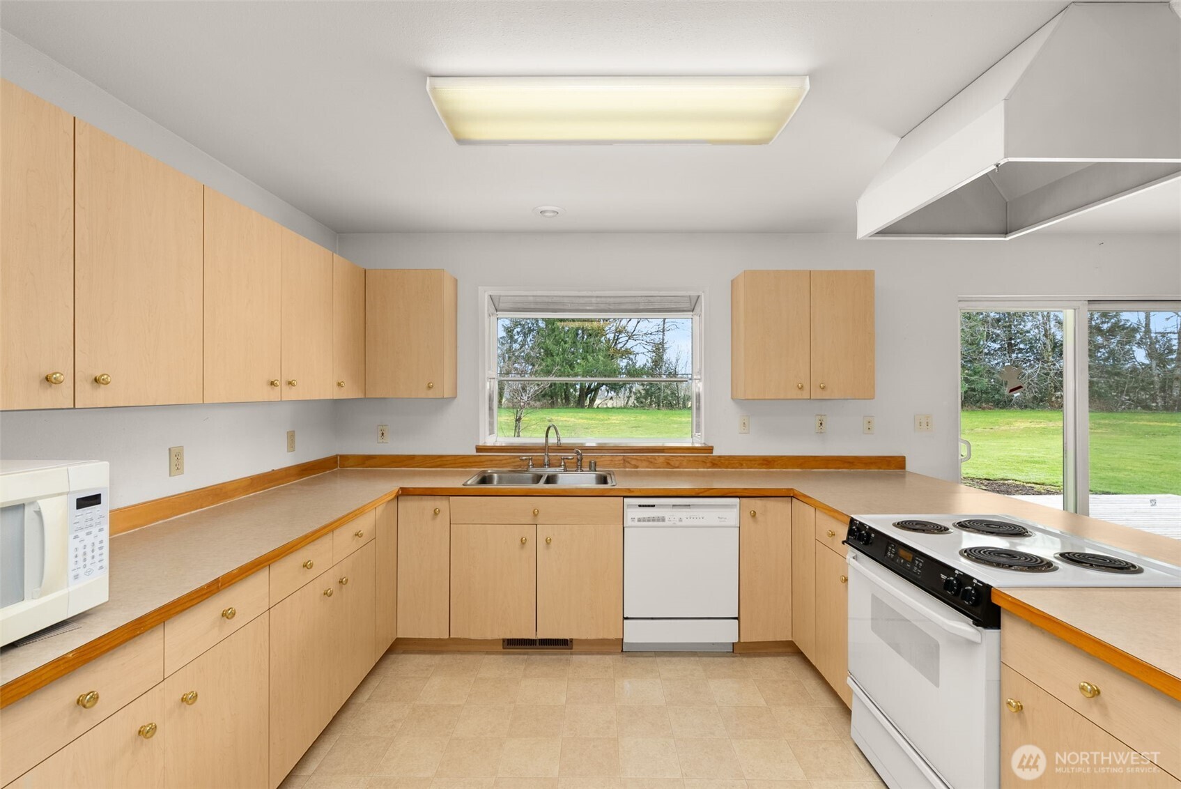 570 Wynoochee Valley Road Montesano, WA 98563 - Photo 7 of 28 a kitchen with a sink stove and cabinets
