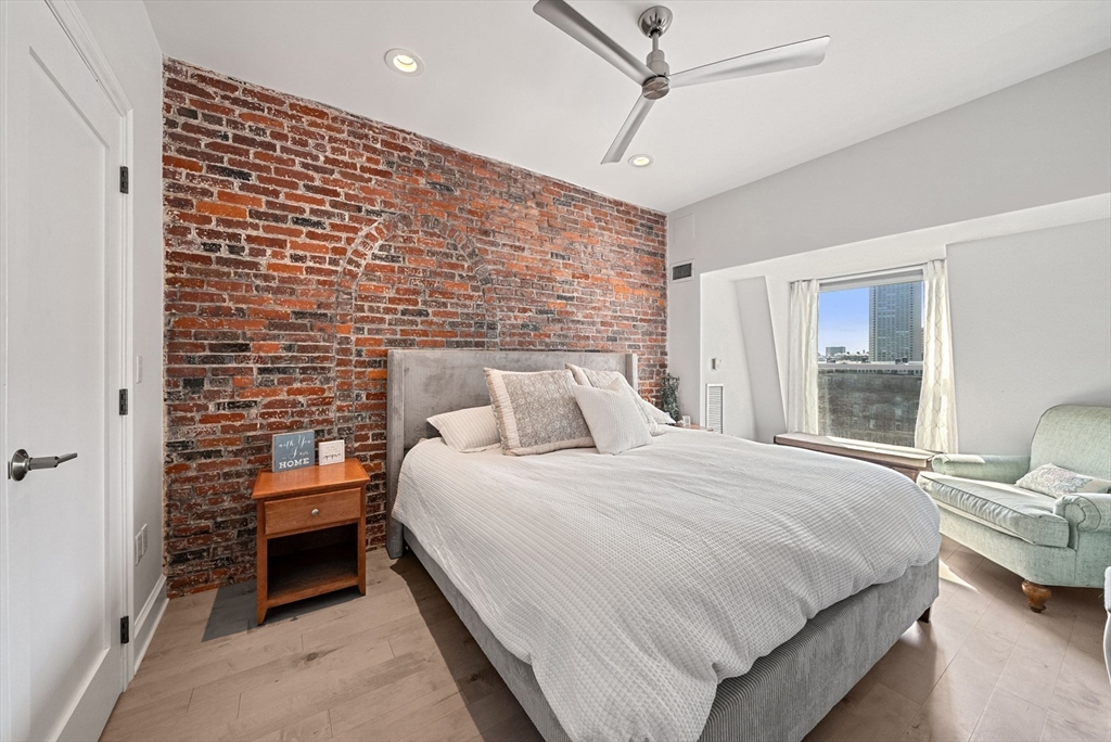 28 Atlantic Avenue, Unit 638 Boston, MA 02110 - Photo 25 of 39 a bedroom with a bed and window