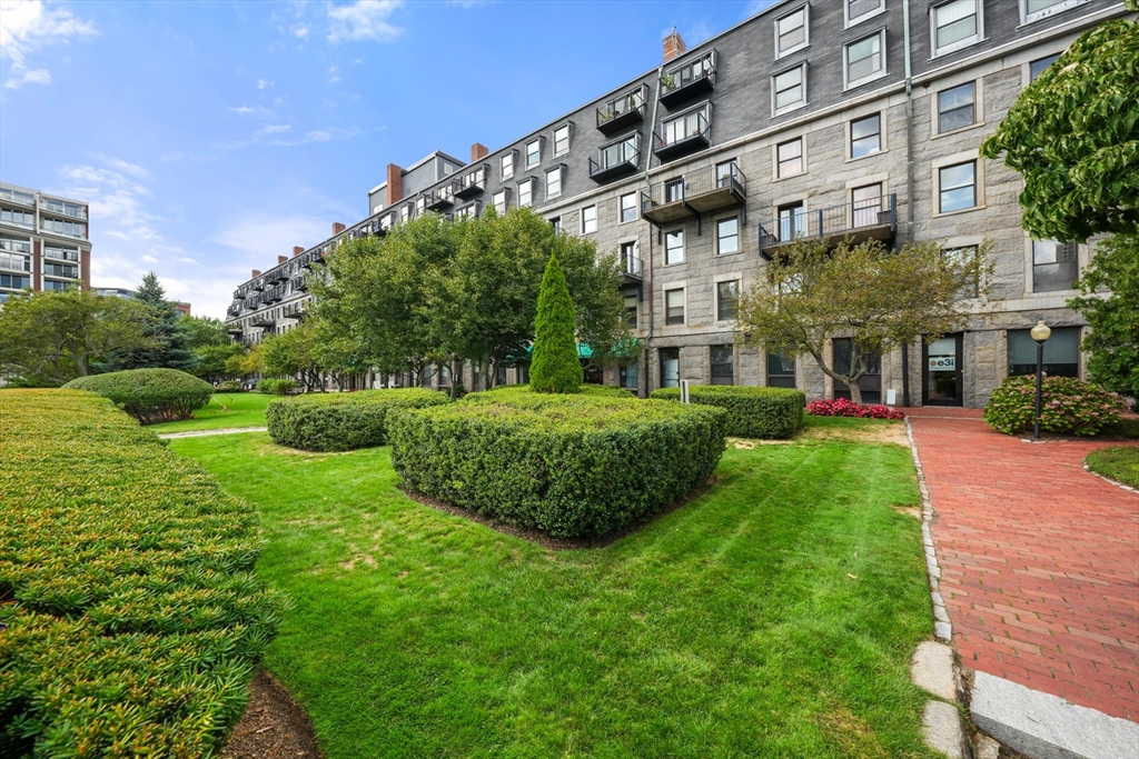 28 Atlantic Avenue, Unit 638 Boston, MA 02110 - Photo 35 of 39 a view of a building with a garden