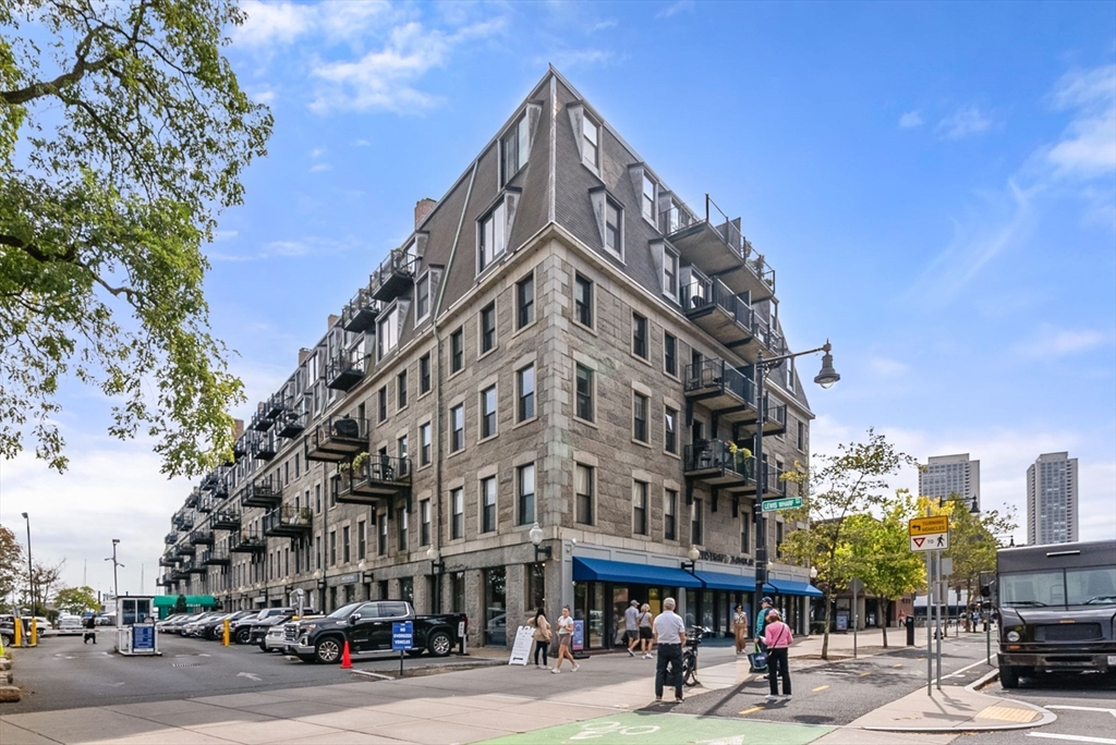 28 Atlantic Avenue, Unit 638 Boston, MA 02110 - Photo 38 of 39 a tall building sitting on the side of a street