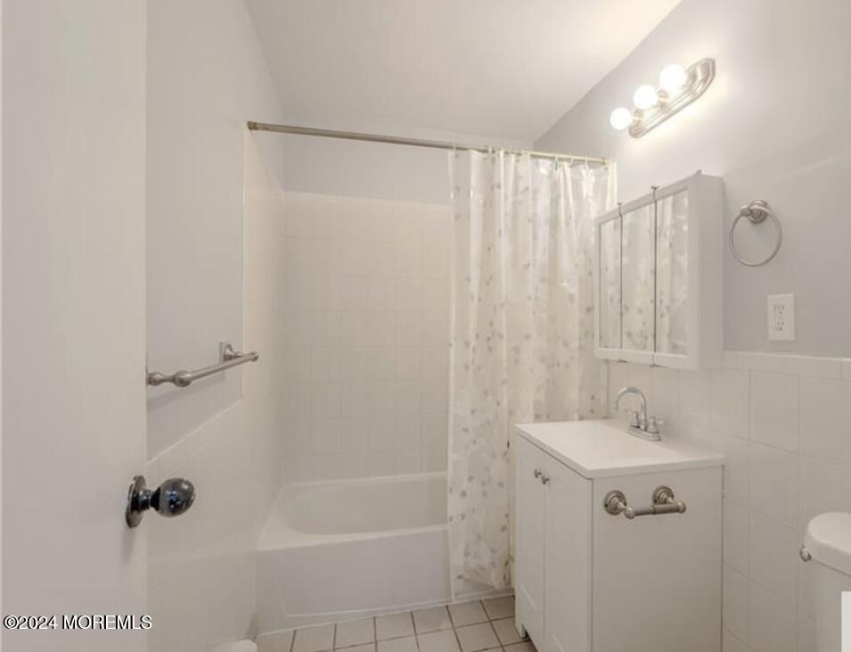 28 Manchester Court, Unit C Freehold, NJ 07728 - Photo 11 of 23 a bathroom with a shower curtain and a sink