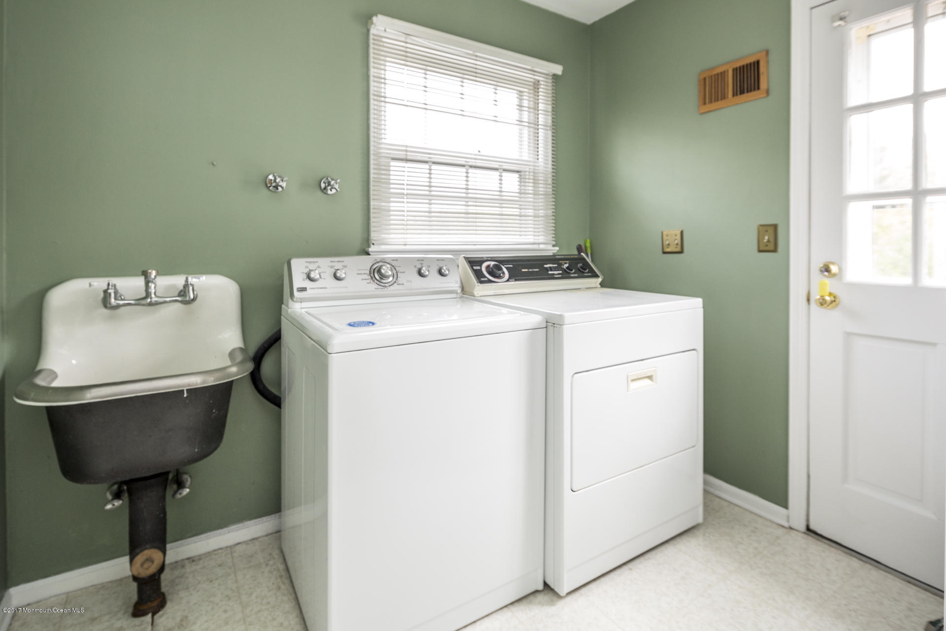 4 Highpoint Road Holmdel, NJ 07733 - Photo 16 of 33 NEW_23_Laundry Room