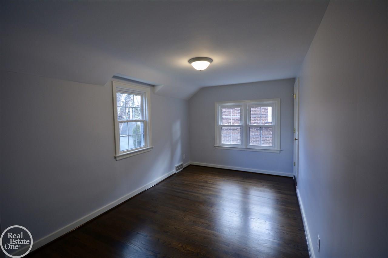 288 Fisher Road Grosse Pointe, MI 48230 - Photo 24 of 38 31342095-23.JPG