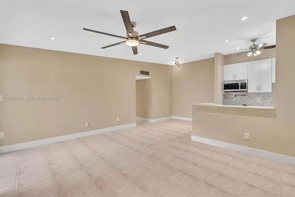 $2,050 | 9487 West McNab Road, Unit 205, Tamarac, FL 33321