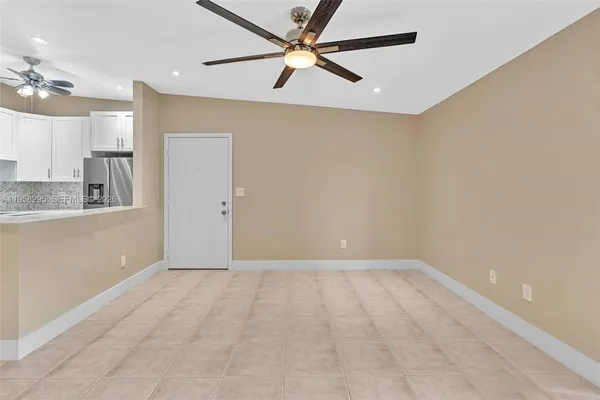 $2,050 | 9487 West McNab Road, Unit 205, Tamarac, FL 33321