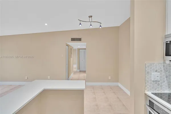 $2,050 | 9487 West McNab Road, Unit 205, Tamarac, FL 33321