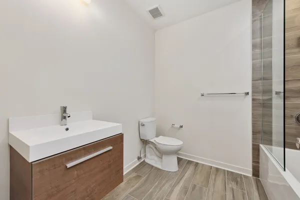 $2,450 | 2824 West Van Buren Street, Unit 201, Chicago, IL 60612