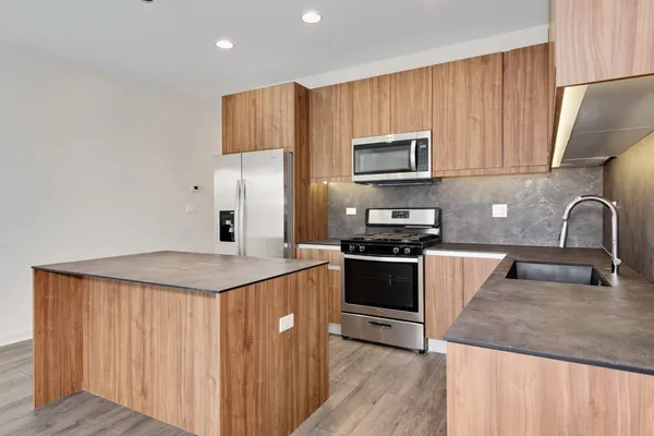 $2,450 | 2824 West Van Buren Street, Unit 201, Chicago, IL 60612