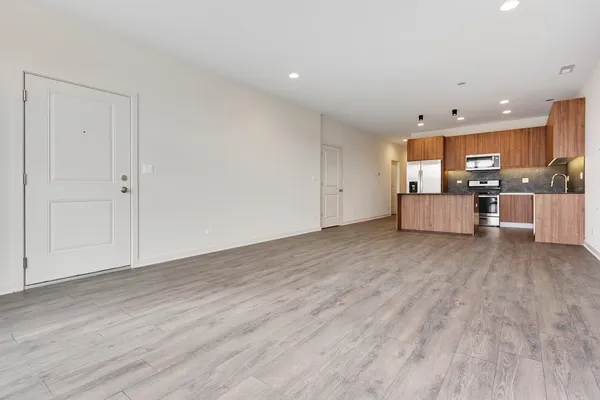 $2,450 | 2824 West Van Buren Street, Unit 201, Chicago, IL 60612