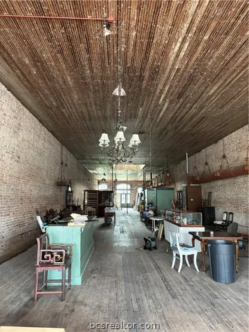 $299,000 | 502 South Main Street Highway, Calvert, TX 77837