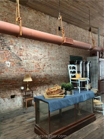 $299,000 | 502 South Main Street Highway, Calvert, TX 77837