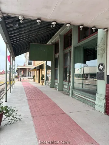 $299,000 | 502 South Main Street Highway, Calvert, TX 77837