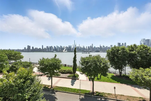 a group of cars parked in front of a building