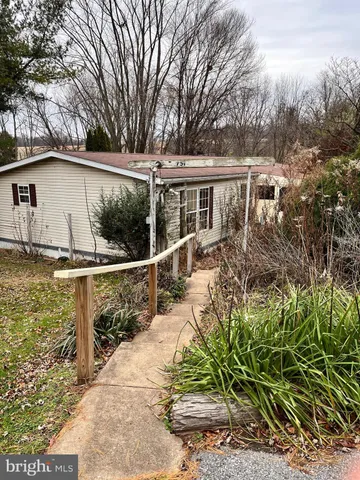 a view of a house with backyard