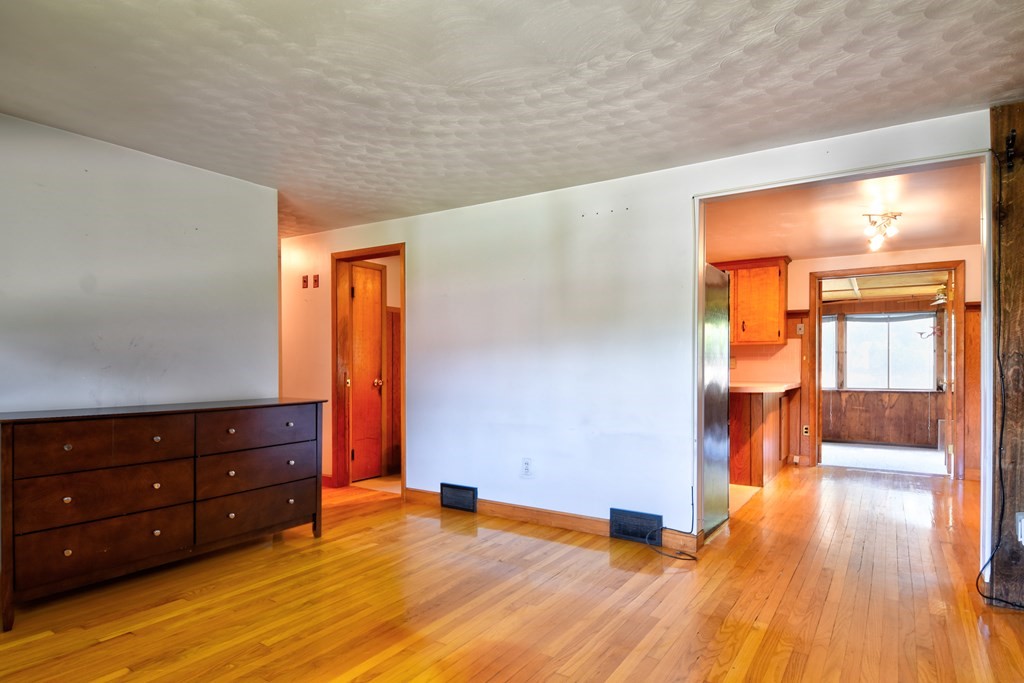 264 West Hill Road Marlborough, MA 01752 - Photo 5 of 18 Gallery Image 5