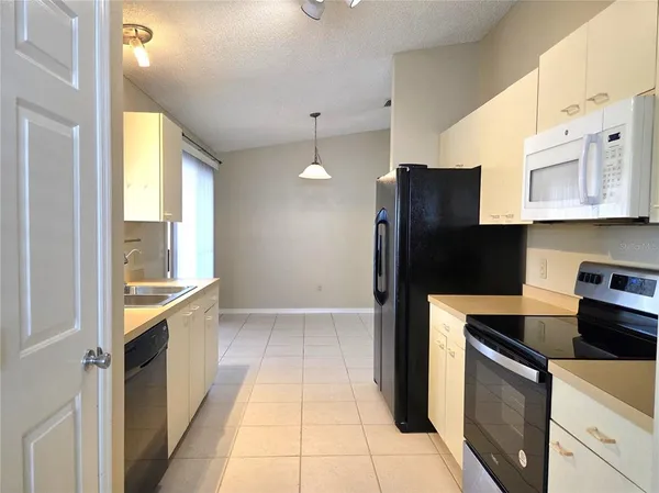 $2,300 | 739 Heathrow Avenue, Lady Lake, FL 32159