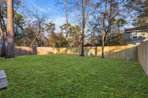 a view of yard with green space