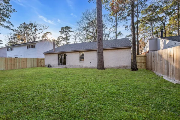 a view of a house with backyard and garden