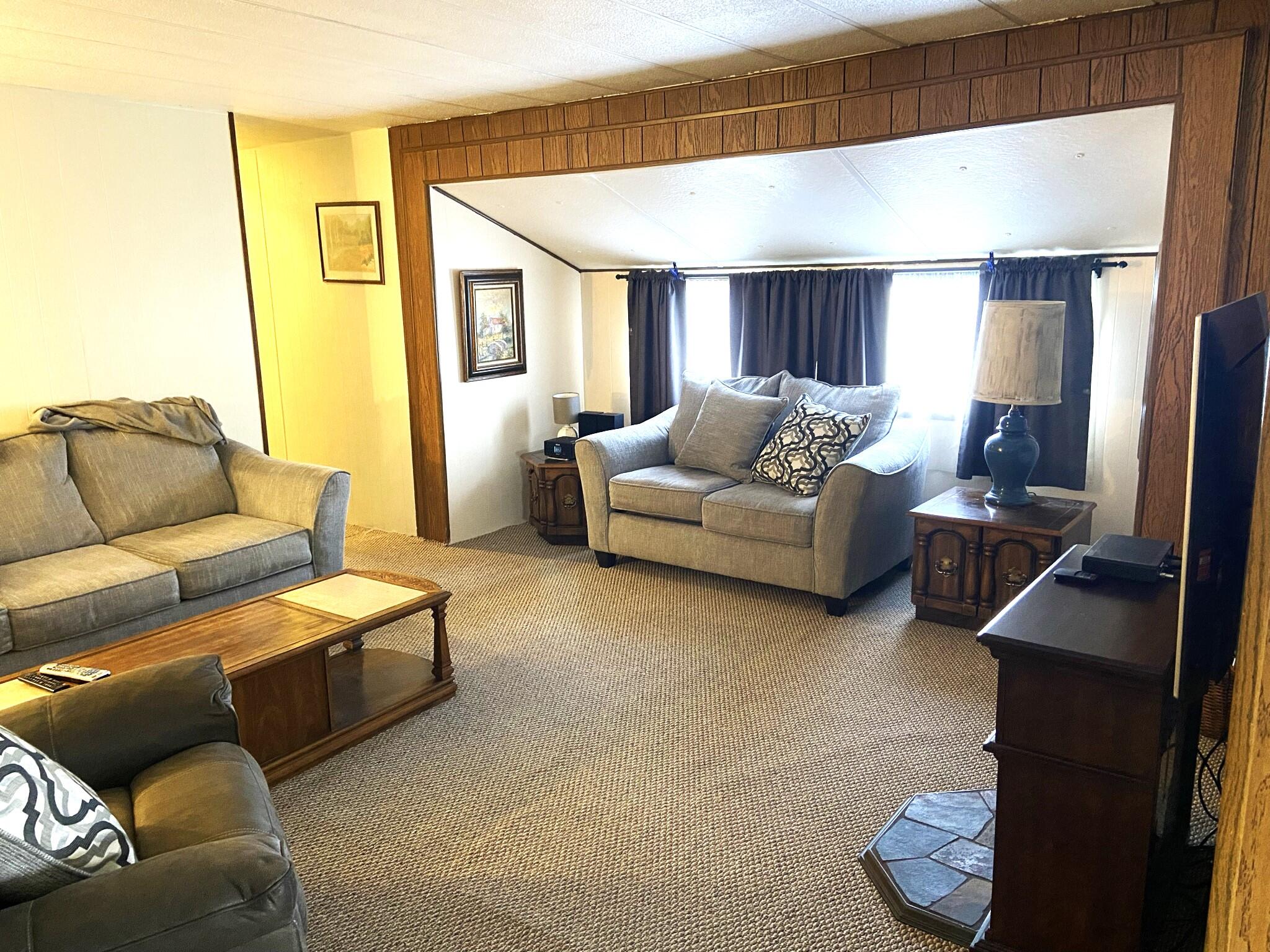 2252 Table Rock Road, Unit 21 Medford, OR 97501 - Photo 9 of 26 Come on in and enjoy this space.