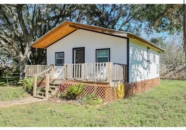 $1,300 | 690 County Road 219, Angleton, TX 77515