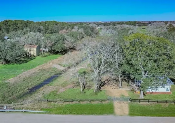 $1,300 | 690 County Road 219, Angleton, TX 77515