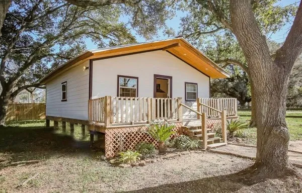 $1,300 | 690 County Road 219, Angleton, TX 77515