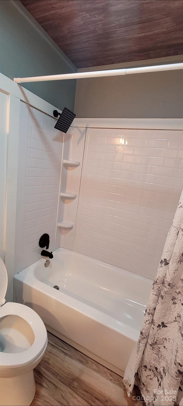 2696 Tablerock Road Lenoir, NC 28645 - Photo 11 of 36 a bathroom with a bathtub and a toilet