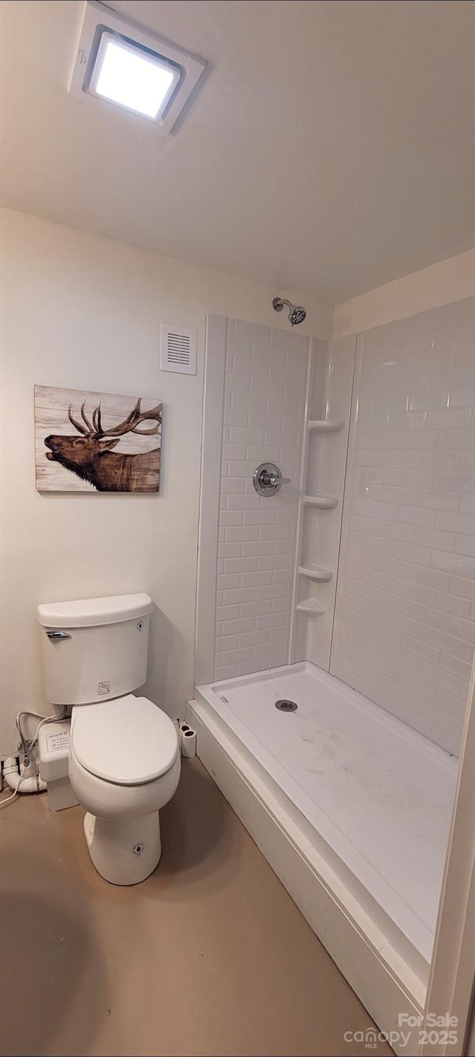 2696 Tablerock Road Lenoir, NC 28645 - Photo 26 of 36 a bathroom with a toilet and a bathtub
