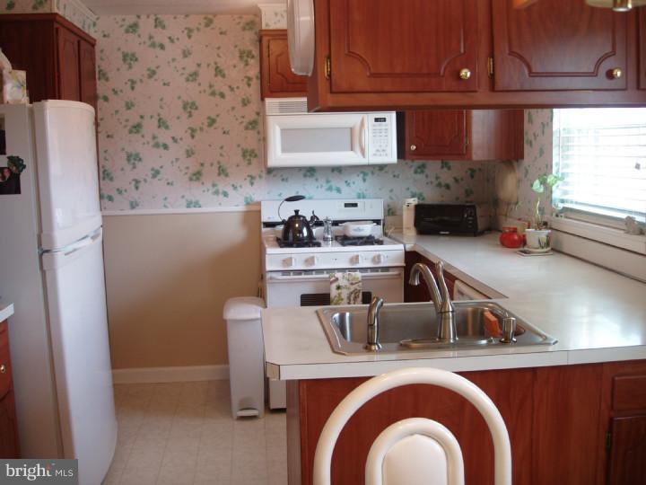 8426 Bridle Road Philadelphia, PA 19111 - Photo 11 of 24 Kitchen