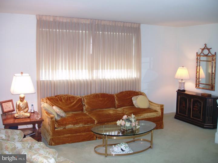8426 Bridle Road Philadelphia, PA 19111 - Photo 4 of 24 Living Room