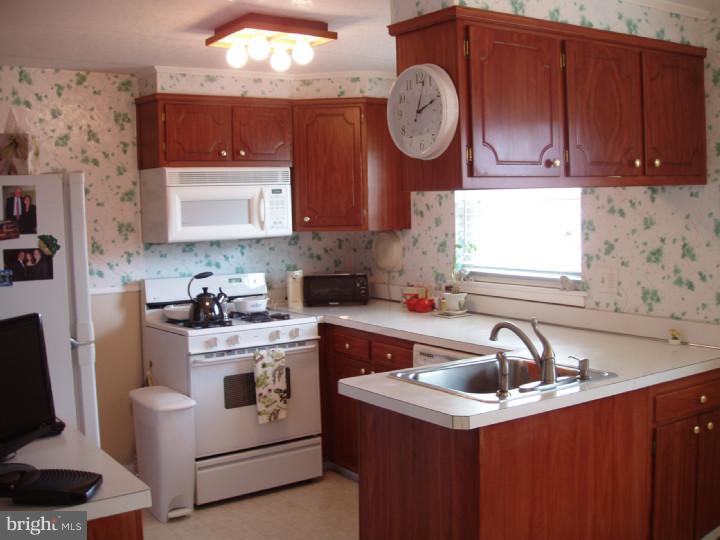 8426 Bridle Road Philadelphia, PA 19111 - Photo 10 of 24 Kitchen