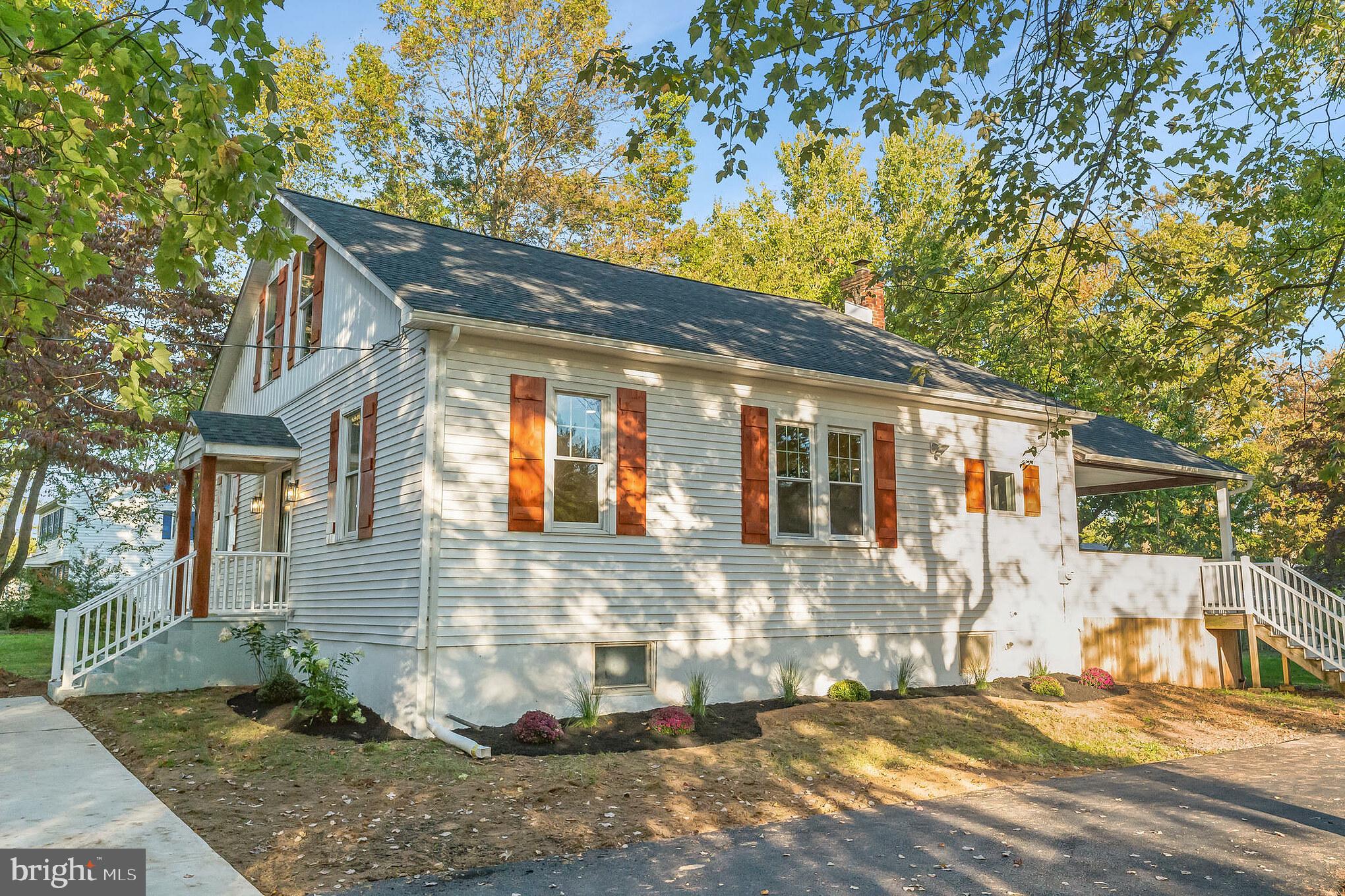 Side View-Large driveway with plenty of parking!