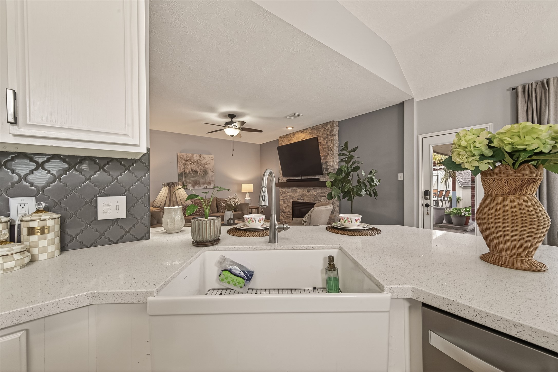 405 PecanGrove Dickinson, TX 77539 - Photo 17 of 46