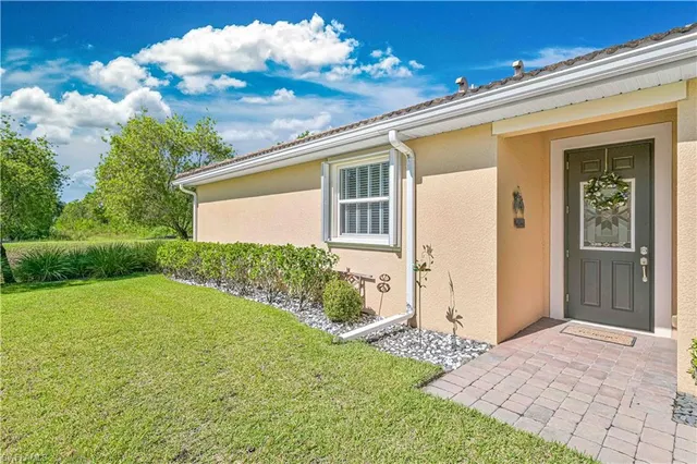 a view of a house with backyard and garden