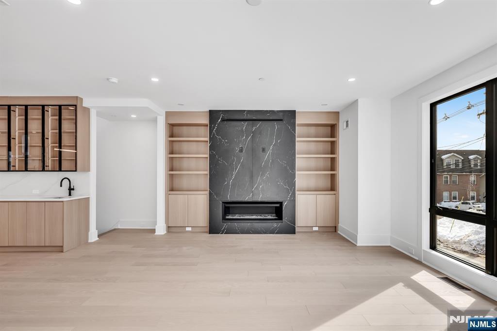 25 Garden Place, Unit A Edgewater, NJ 07020 - Photo 4 of 34