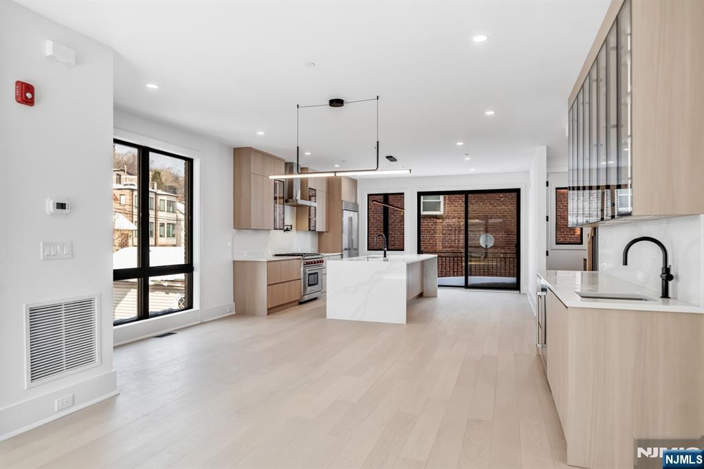 25 Garden Place, Unit A Edgewater, NJ 07020 - Photo 8 of 34