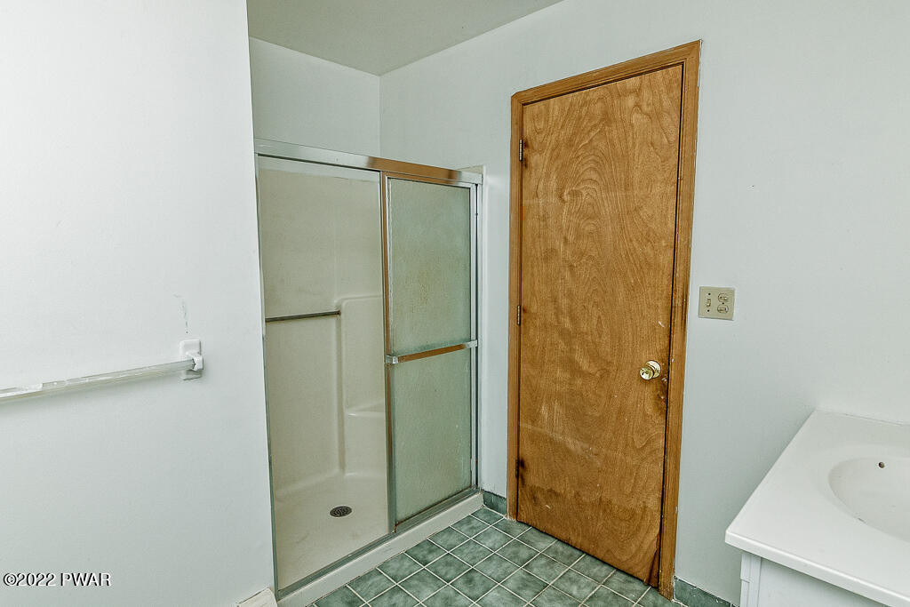 2126 Sparrow Road Bushkill, PA 18324 - Photo 21 of 55 main bathroom