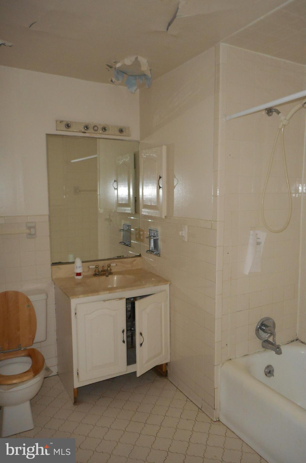 3506 Rolling Rd. Windsor Mill, MD 21244 - Photo 6 of 11 Bath