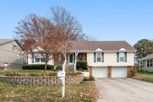 $319,999 | 2208 Northwest 9 Street, Blue Springs, MO 64015