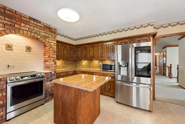 $319,999 | 2208 Northwest 9 Street, Blue Springs, MO 64015