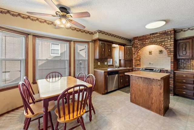 $319,999 | 2208 Northwest 9 Street, Blue Springs, MO 64015