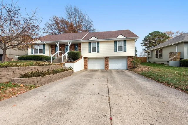 $319,999 | 2208 Northwest 9 Street, Blue Springs, MO 64015
