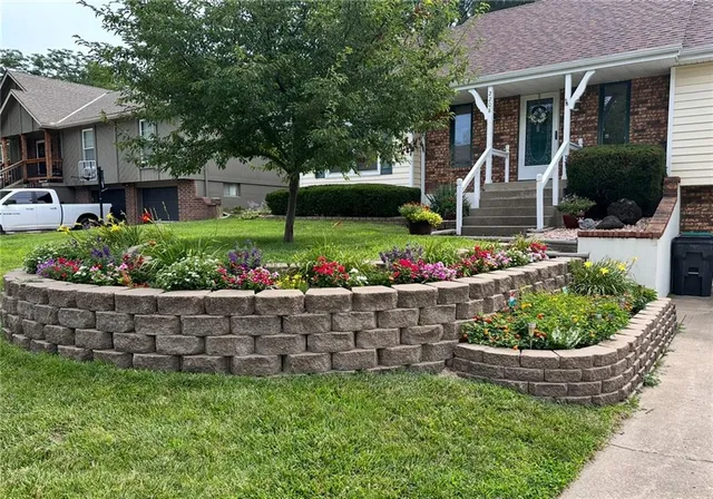 $319,999 | 2208 Northwest 9 Street, Blue Springs, MO 64015