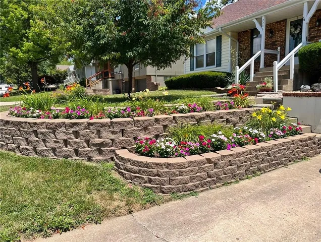 $319,999 | 2208 Northwest 9 Street, Blue Springs, MO 64015