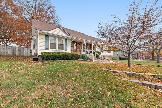 $319,999 | 2208 Northwest 9 Street, Blue Springs, MO 64015