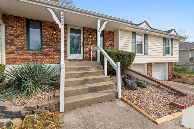 $319,999 | 2208 Northwest 9 Street, Blue Springs, MO 64015