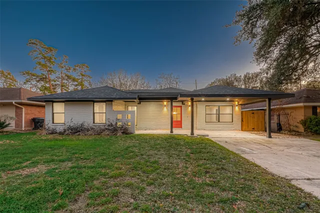 an empty room with a ceiling fan and a window
