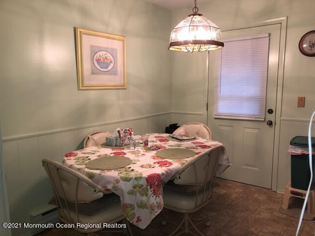 6 B Sunset Road, Unit 53 Whiting, NJ 08759 - Photo 4 of 8 a bath room with a table and chairs
