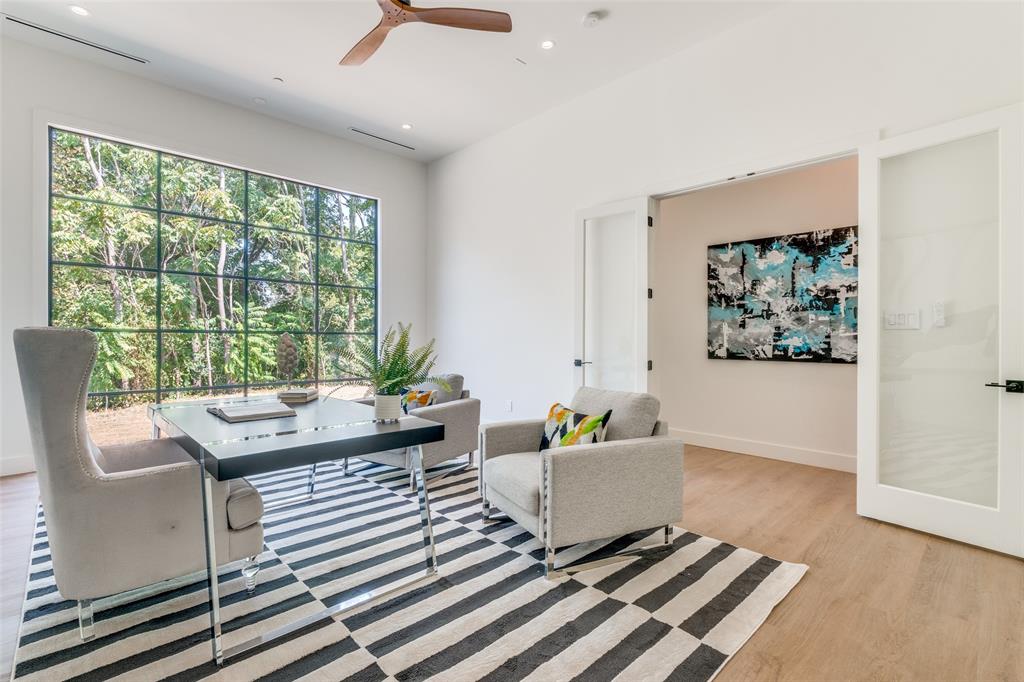 823 West Danieldale Road Duncanville, TX 75137 - Photo 18 of 36 a living room with furniture and window