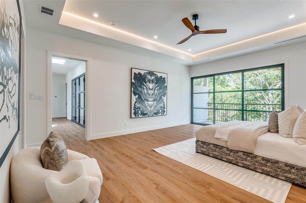 823 West Danieldale Road Duncanville, TX 75137 - Photo 20 of 36 a living room with furniture and a large window